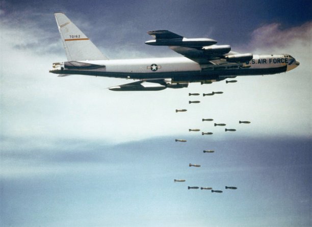 Boeing_B-52_dropping_bombs.jpg