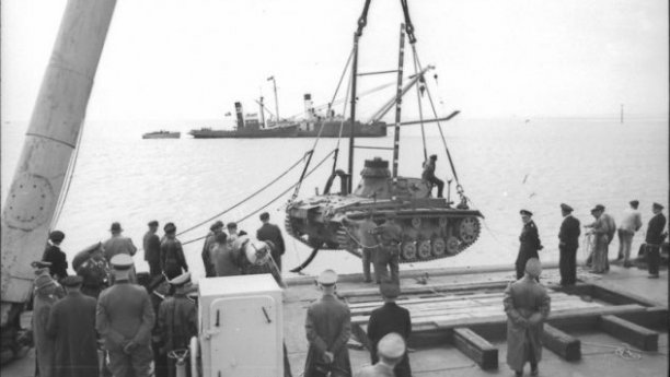 Bundesarchiv_Bild_101II-MW-5674-45_ybungen_mit_Panzer_III_fyr_Unternehmen_Seelywe-e1379370417768.jpg