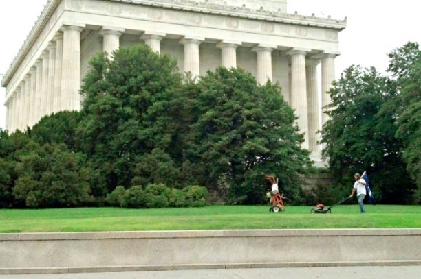 Who Is Mowing The Lawn At Lincoln Memorial